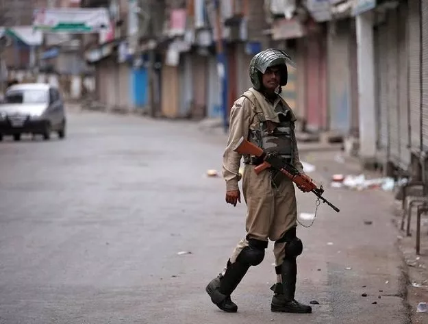 an indian policeman stands guard in a deserted street during a curfew in srinagar july 16 2016 photo reuters an indian policeman stands guard in a deserted street during a curfew in srinagar july 16 2016 photo reuters