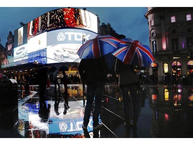 people stand under union flag umbrellas during rain in piccadilly circus in london november 8 2013 photo reuters