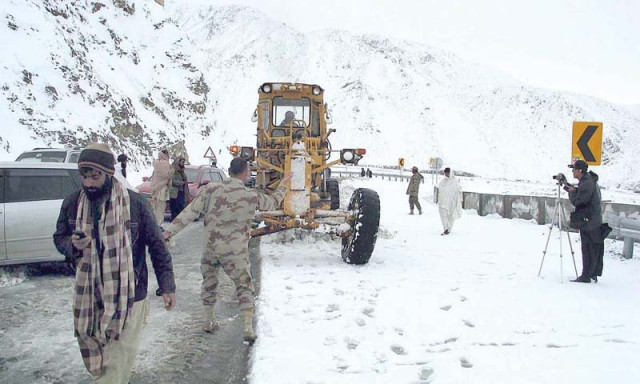 security personnel and highway authorities remove snow from the quetta chaman highway on kozak top photo app security personnel and highway authorities remove snow from the quetta chaman highway on kozak top photo app
