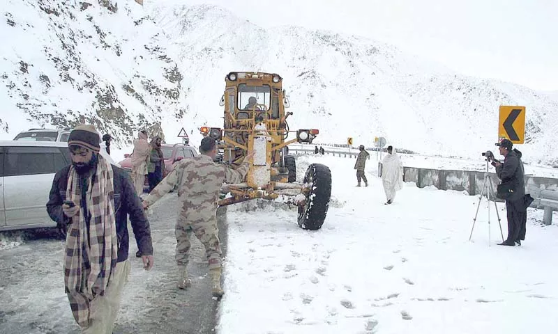 security personnel and highway authorities remove snow from the quetta chaman highway on kozak top photo app security personnel and highway authorities remove snow from the quetta chaman highway on kozak top photo app