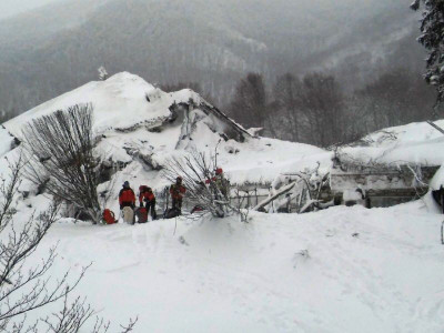 rescuers find six people alive in italy avalanche hotel rescuers find six people alive in italy avalanche hotel