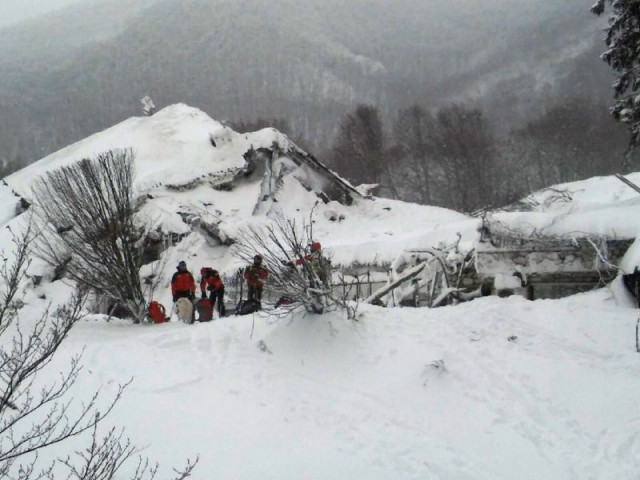 rescuers take part in operations at the hotel rigopiano in farindola engulfed by a powerful avalanche on january 19 2017 photo afp rescuers take part in operations at the hotel rigopiano in farindola engulfed by a powerful avalanche on january 19 2017 photo afp