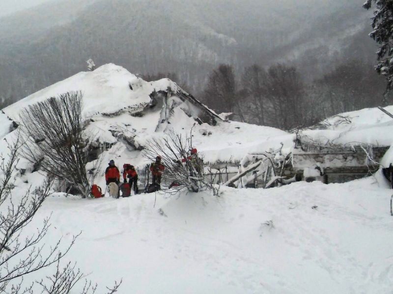 rescuers take part in operations at the hotel rigopiano in farindola engulfed by a powerful avalanche on january 19 2017 photo afp