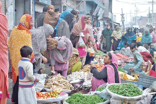 people buy fresh vegetables from female vendors at a sunday bazaar in lahore photo app people buy fresh vegetables from female vendors at a sunday bazaar in lahore photo app