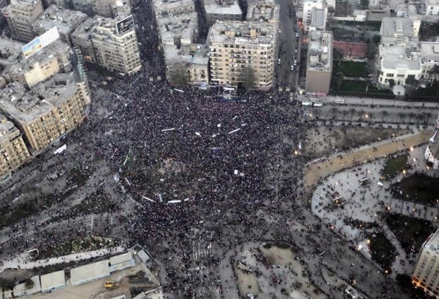 an aerial view made from an egyptian army helicopter shows a general view of supporters of egypt 039 s army and police gathering at tahrir square in cairo on the third anniversary of egypt 039 s uprising january 25 2014 twenty nine people were killed during anti government marches on saturday while thousands rallied in support of the army led authorities underlining egypt 039 s volatile political fissures three years after the fall of autocrat president hosni mubarak security forces lobbed teargas and some fired automatic weapons in the air to try to prevent demonstrators opposed to the government reaching tahrir square the symbolic heart of the 2011 uprising that toppled the former air force commander photo reuters