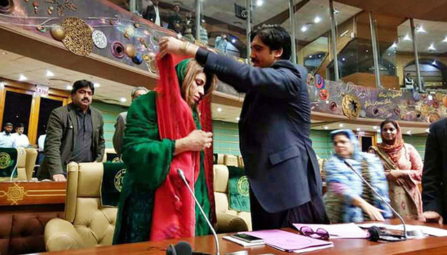 ppp lawmaker presents chaddar to pml f 039 s nusrat sehar abbasi to apologise over his derogative remarks photo online