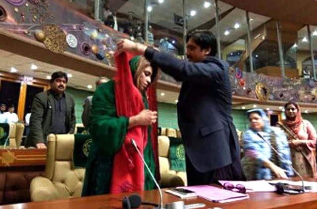 ppp minister imdad pitafi drapes a shawl over pml f mpa nusrat seher abbasi photo online ppp minister imdad pitafi drapes a shawl over pml f mpa nusrat seher abbasi photo online