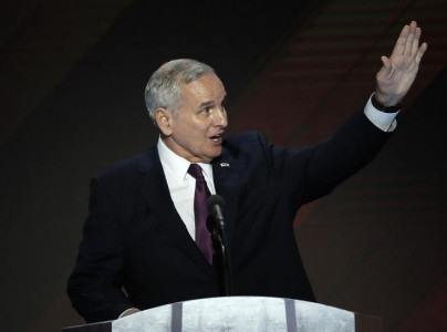 minnesota governor collapses while addressing legislators