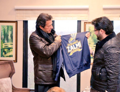 peshawar zalmi owner presents team merchandise to imran khan peshawar zalmi owner presents team merchandise to imran khan