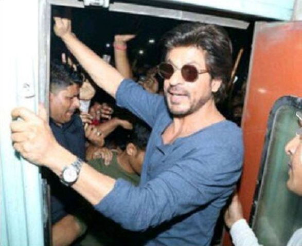 shah rukh khan at the railway station photo twitter gujaratheadline