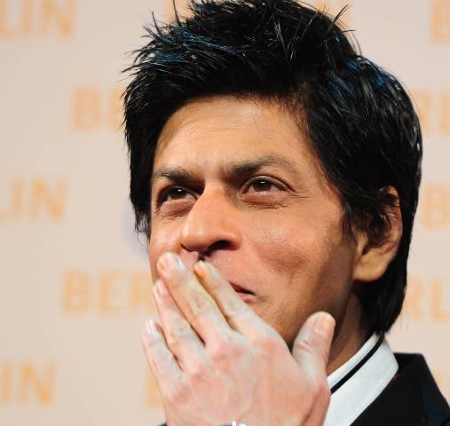 An old video of Shah Rukh Khan getting into a scuffle is shared with false  claims linking to his Dunki movie - You Turn