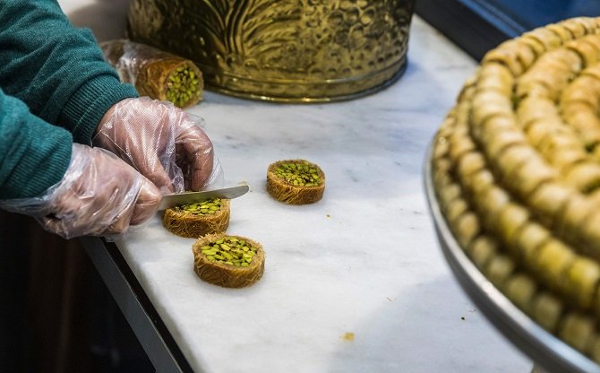 exiled pastry chef tamem al sakka is seen working in his pastry shop quot konditorei damaskus quot in the neukoeln neighbourhood of berlin on january 12 2017 photo afp