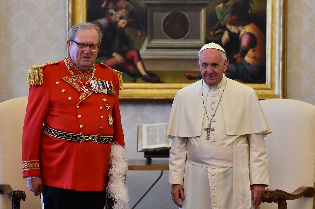 pope francis right and grand master matthew festing during a 2016 meeting at the vatican photo afp