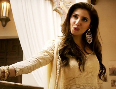 twitter reacts mahira khan s debut in raees has hearts racing twitter reacts mahira khan s debut in raees has hearts racing