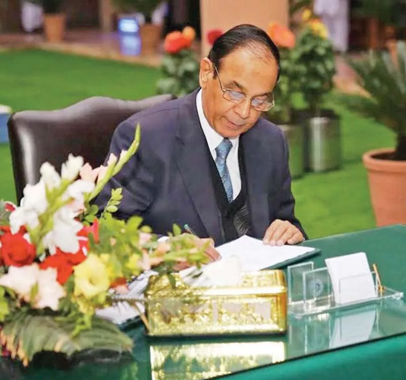 qamar zaman chaudhry writes his comments at the nab lahore office photo online qamar zaman chaudhry writes his comments at the nab lahore office photo online