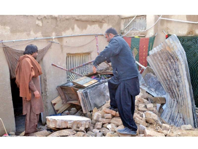 men busy in rescue work after the roof of a house collapsed due to rain in the nawa killi area photo inp men busy in rescue work after the roof of a house collapsed due to rain in the nawa killi area photo inp