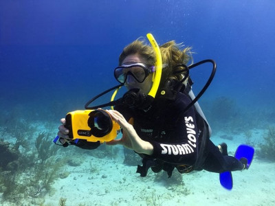 lenzo lets you take underwater selfies with an iphone