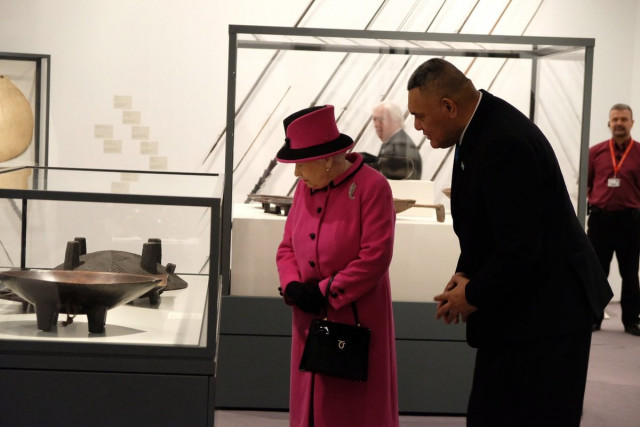 the queen unveils a commemorative plaque and signs the visitor book before a final performance from the fijian choir photo twitter the royal family the queen unveils a commemorative plaque and signs the visitor book before a final performance from the fijian choir photo twitter the royal family
