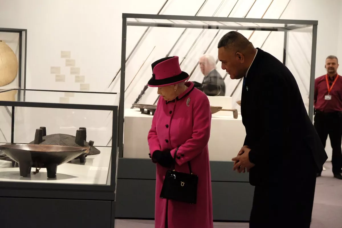 the queen unveils a commemorative plaque and signs the visitor book before a final performance from the fijian choir photo twitter the royal family the queen unveils a commemorative plaque and signs the visitor book before a final performance from the fijian choir photo twitter the royal family