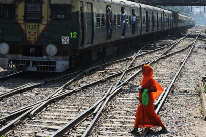 bangladesh rail hero dies saving a mother and daughter bangladesh rail hero dies saving a mother and daughter