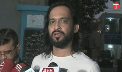 video showing waqar zaka s public thrashing goes viral on social media video showing waqar zaka s public thrashing goes viral on social media