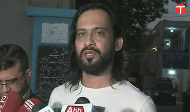 a screengrab showing waqar zaka speaking to the media in karachi on january 28 2017