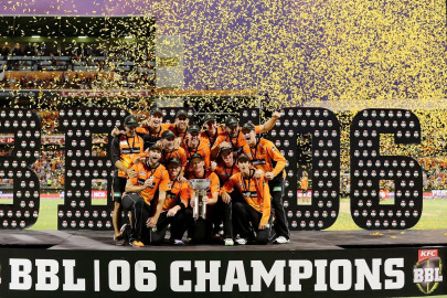 big bash league scorchers scorch sixers to lift third crown