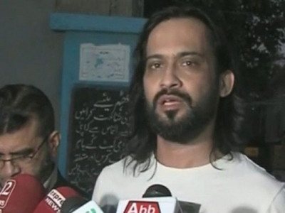 waqar zaka beaten up outside caf in clifton waqar zaka beaten up outside caf in clifton