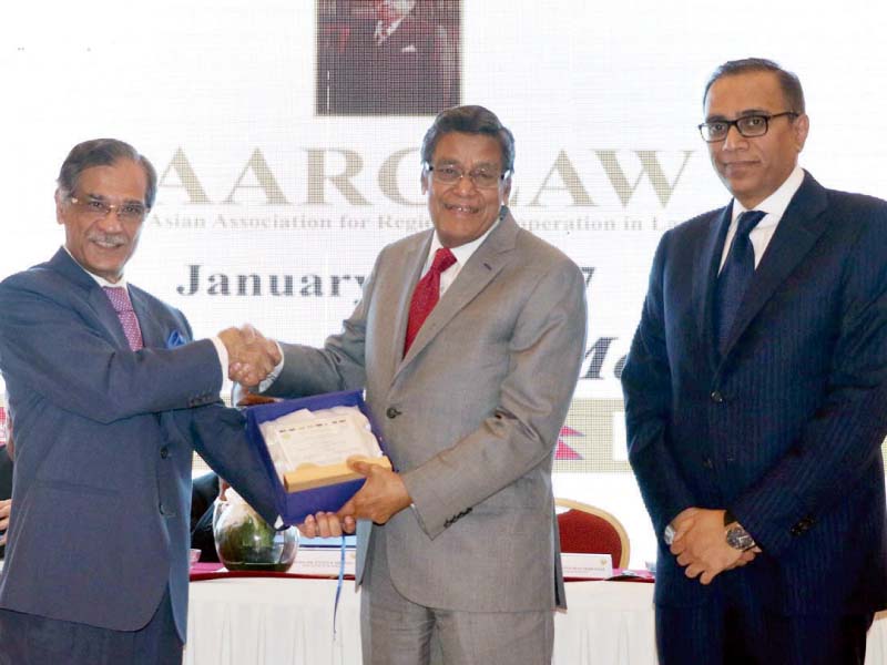 chief justice saqib nisar gives away a shield to indian supreme court advocate k k venugopal in karachi photo online