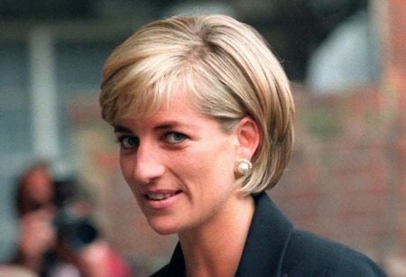 princess diana arrives at the royal geographical society in london for a speech on the dangers of landmines throughout the world june 12 1997 photo reuters