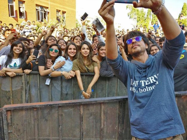 shahrukh khan takes selfies with fans in pune photo shahrukh khan facebook