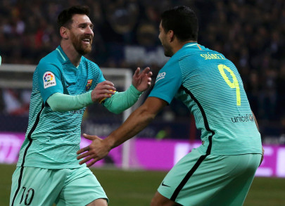 suarez messi give barcelona 2 1 lead over atletico