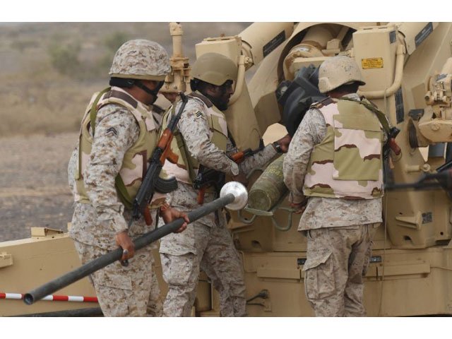 saudi soldiers load an artillery piece at a position close to the saudi yemeni border photo afp