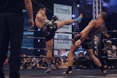 watch this kickboxer duck a headkick a la neo from matrix watch this kickboxer duck a headkick a la neo from matrix