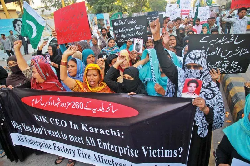 victims association members gathered at kpc to criticise decision by kik and piler to leave them out of settlement negotiations photo athar khan express victims association members gathered at kpc to criticise decision by kik and piler to leave them out of settlement negotiations photo athar khan express