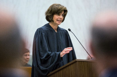 us judge extends deportation stay to february 21