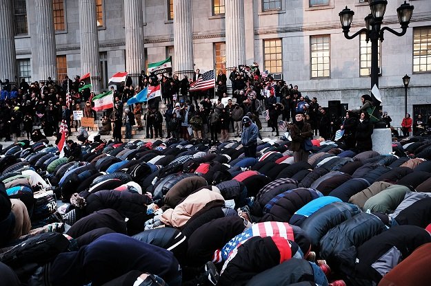 men pray during a protest by ethinic yemenis and supporters over president donald trump 039 s executive order temporarily banning immigrants and refugees from seven muslim majority countries including yemen on february 2 2017 in the brooklyn borough of new york city photo afp