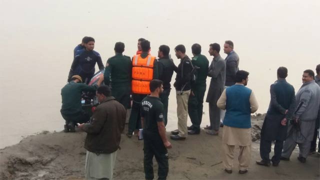 rescuers are seen at the sight of river ravi near nankana sahib where a passenger boat reportedly carrying 150 people capsized on friday february 3 2017 photo express