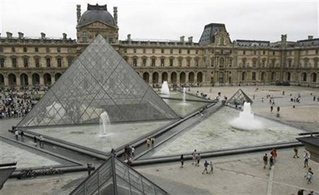 source says the man had been trying to get into the museum 039 s underground shop and had attacked another soldier photo reuters source says the man had been trying to get into the museum 039 s underground shop and had attacked another soldier photo reuters
