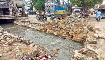 potholes haunt karachiites potholes haunt karachiites