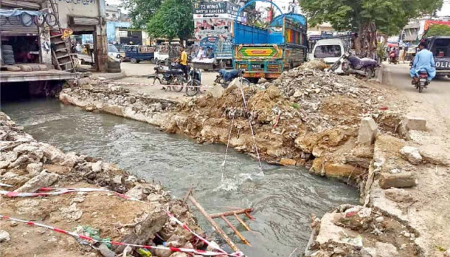 potholes haunt karachiites
