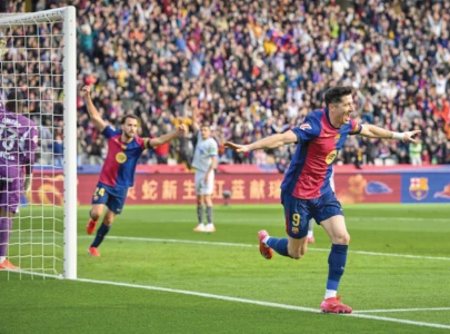 lewandowski earns barca win over alaves