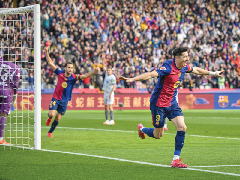 barcelona s polish forward robert lewandowski c celebrates after scoring against alaves photo afp