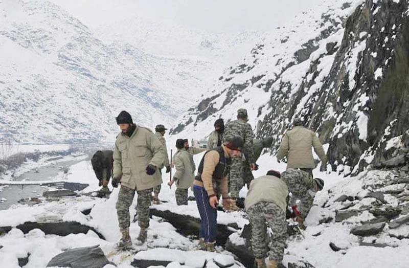 avalanches kill 10 in chitral