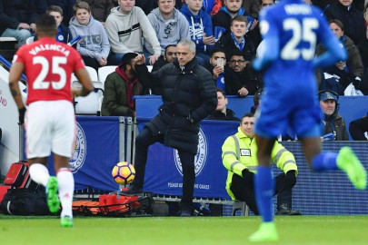 united s mourinho taunts chelsea in style wars