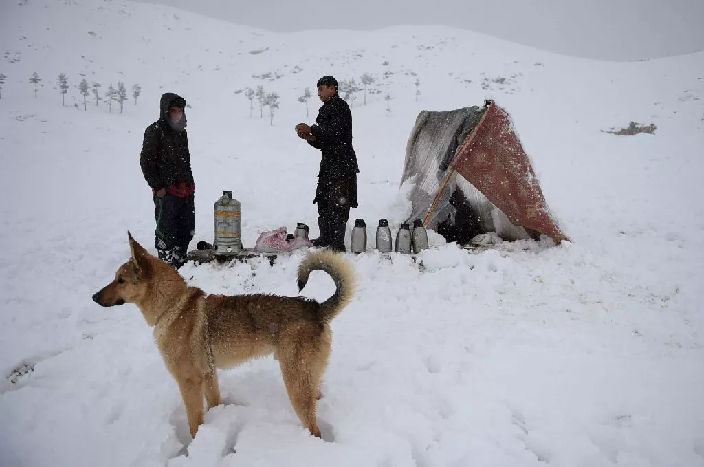 a vendor l sells hot tea near qargha lake on the outskirts of kabul on february 4 2017 photo afp a vendor l sells hot tea near qargha lake on the outskirts of kabul on february 4 2017 photo afp