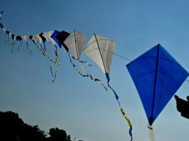 kite flyers to face off police today