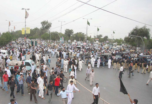 students of dawood engineering college held a protest on numaish chowrangi and blocked the traffic to condemn the hec devolution photo mohammad azeem express students of dawood engineering college held a protest on numaish chowrangi and blocked the traffic to condemn the hec devolution photo mohammad azeem express