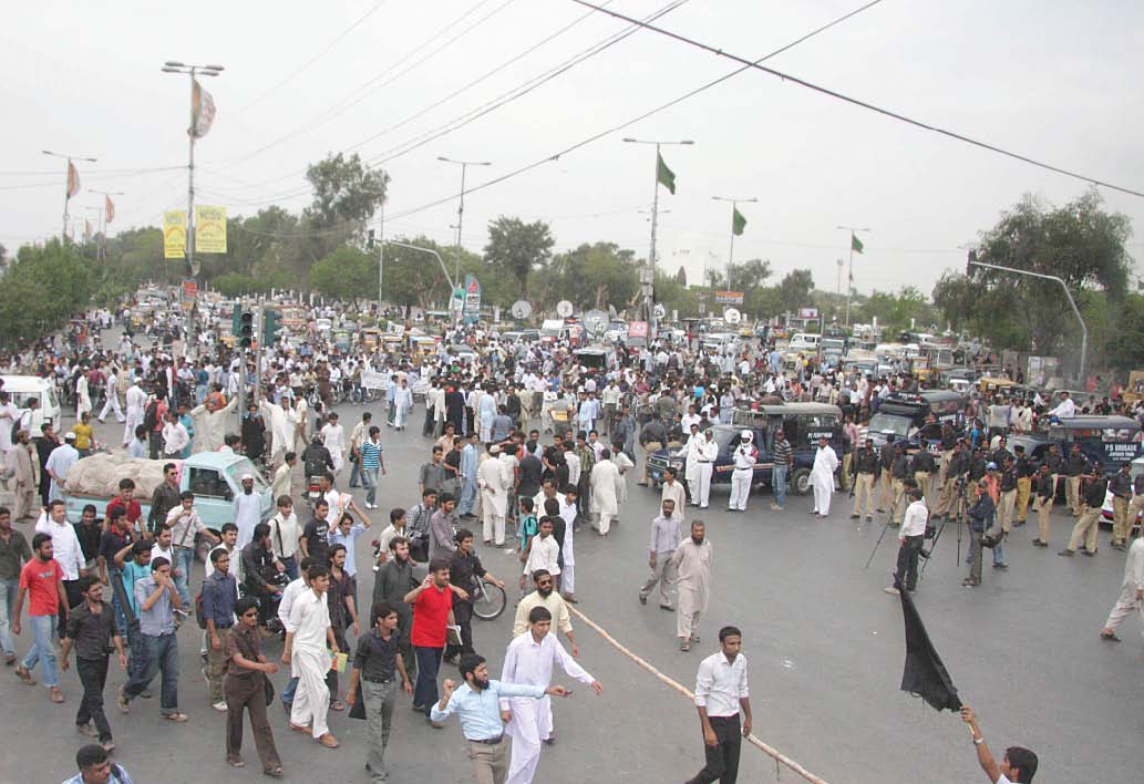 students of dawood engineering college held a protest on numaish chowrangi and blocked the traffic to condemn the hec devolution photo mohammad azeem express