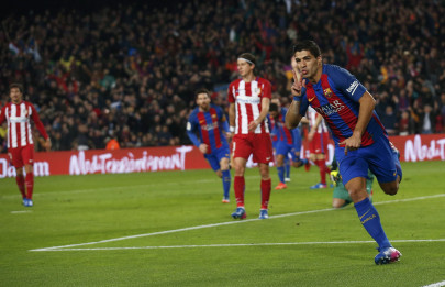 barca down atletico 3 2 on aggregate despite suarez s red card